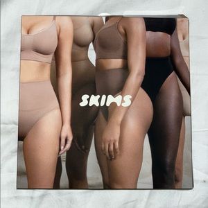 ✨ skims core control thong S/M